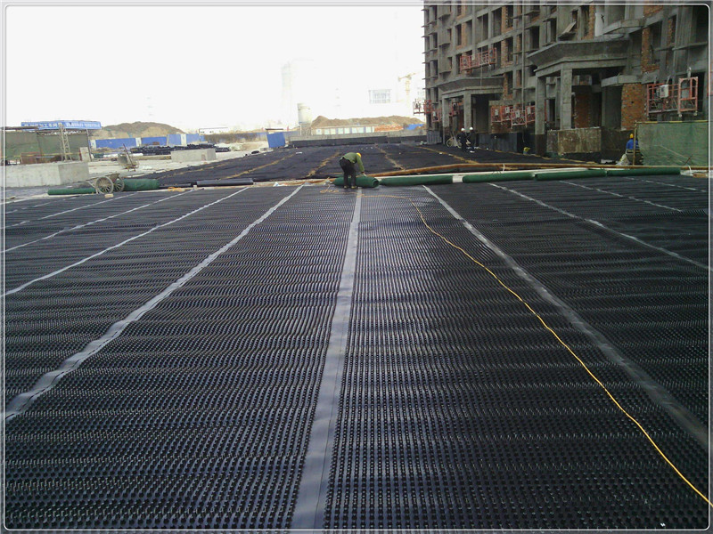 12mm厚車(chē)庫(kù)頂板排水板施工借鑒
