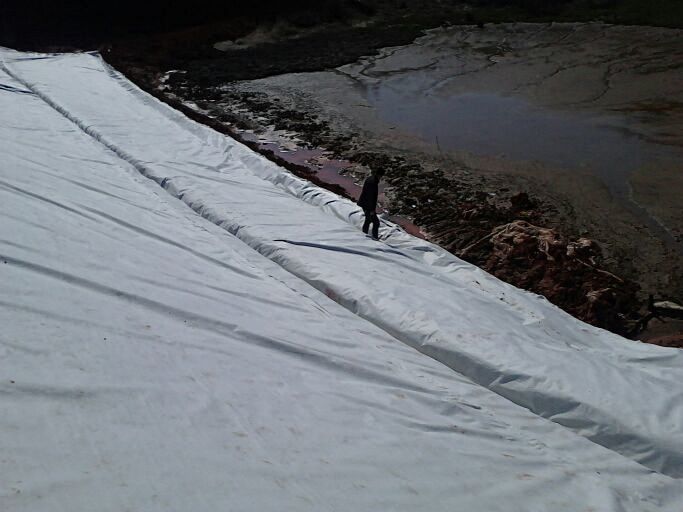 壩坡防浪護(hù)坡土工膜施工過程 土工膜價格貴嗎？