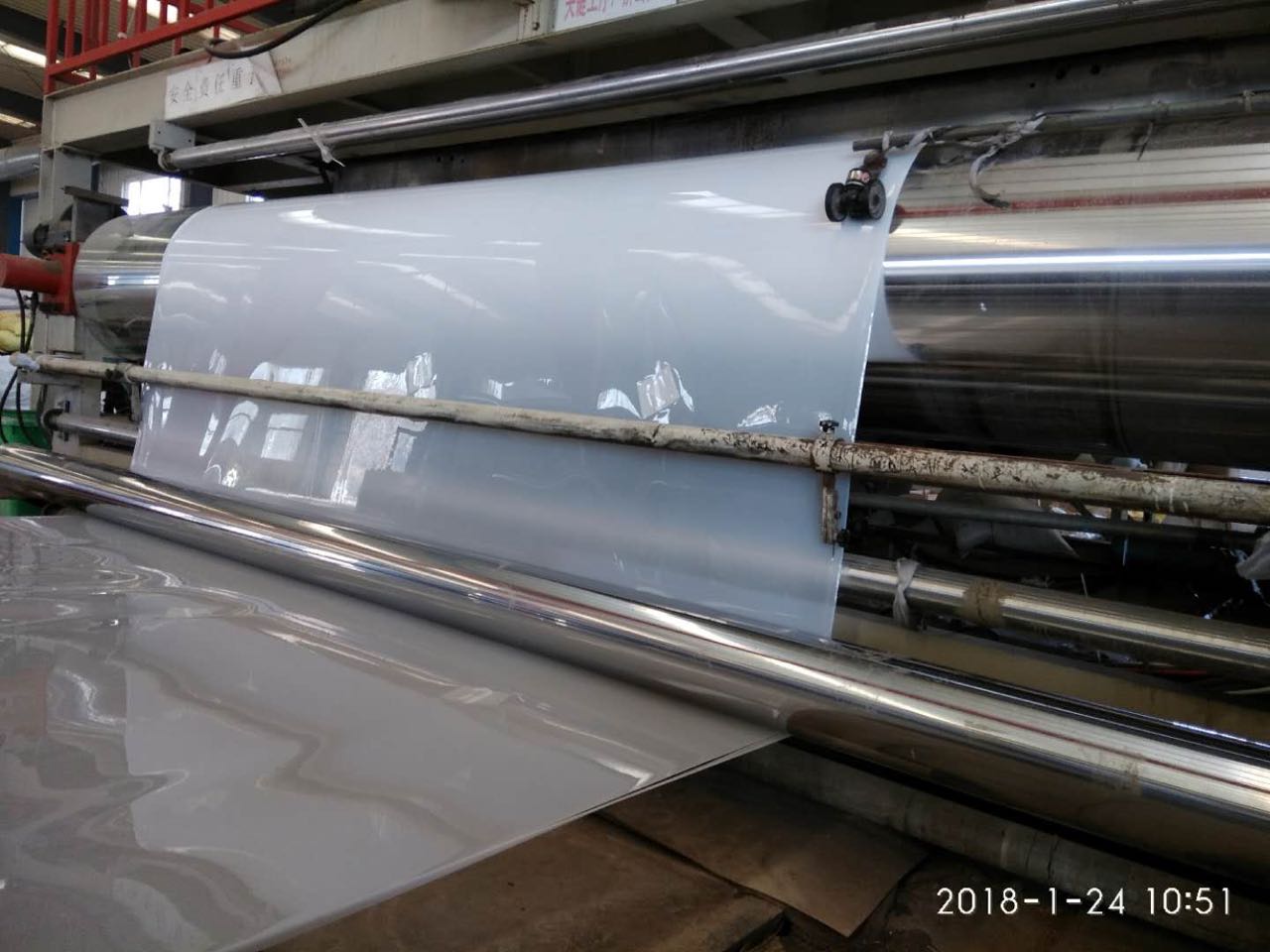  光面土工膜、糙面土工膜都由吹塑法完成