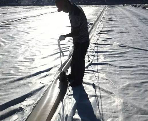 防滲膜的施工特點(diǎn)相應(yīng)的監(jiān)督檢查重點(diǎn)在哪？