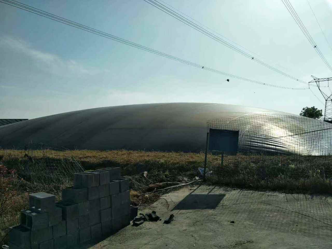 修筑完工的外圍堰鋪設(shè)土工膜表面一定要加寬嗎？