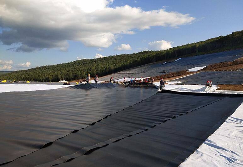 什么情況下土工膜的接縫長度應該盡量減短？