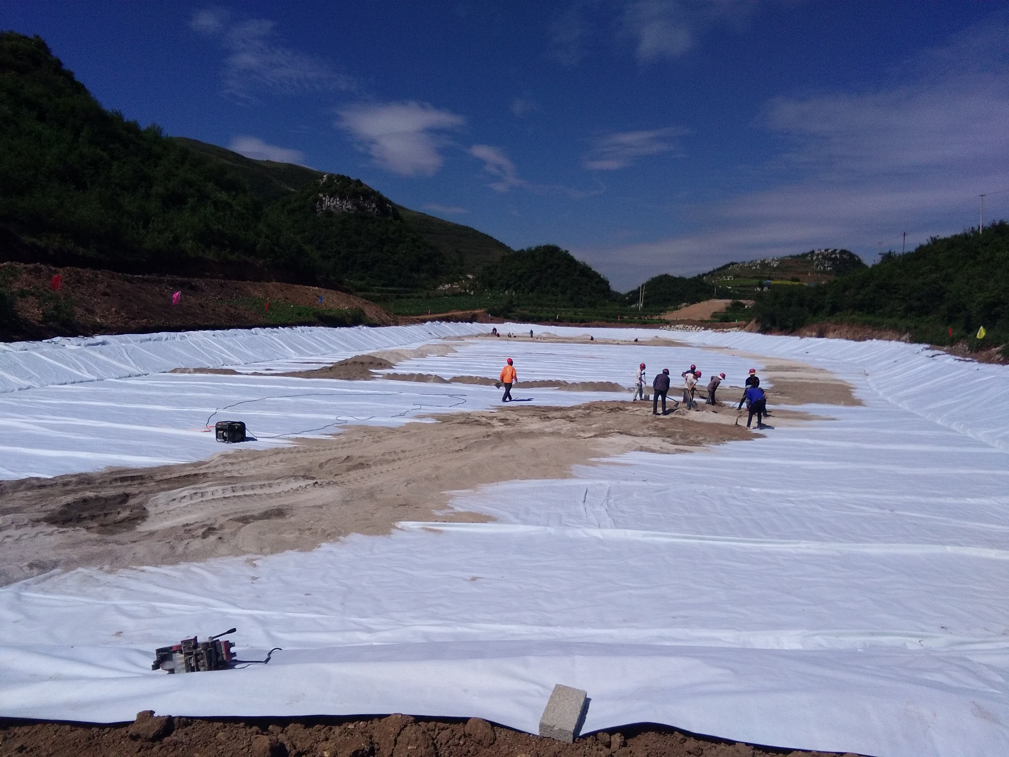 山谷型垃圾填埋場(chǎng)防滲土工膜規(guī)格應(yīng)如何設(shè)計(jì)？