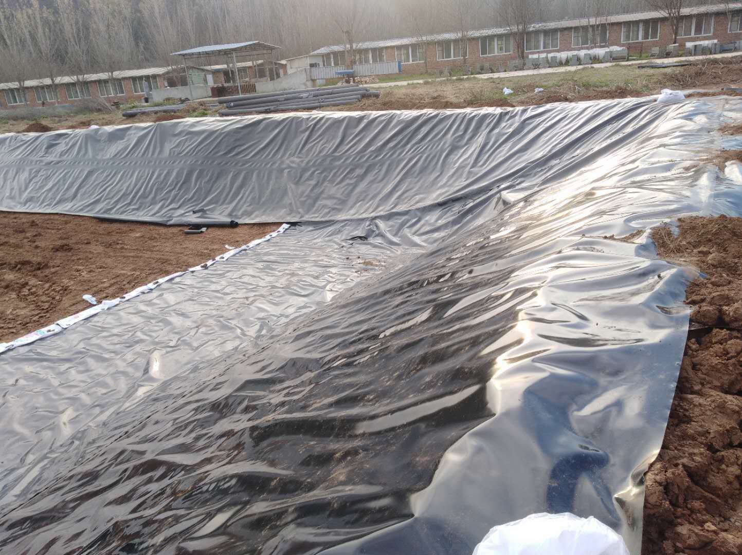 土工膜養(yǎng)殖如何設(shè)置防逃設(shè)施？