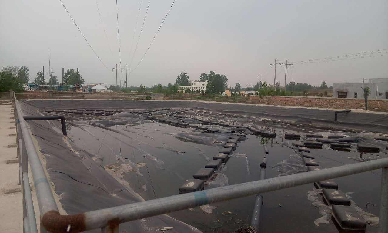 “黑膜沼液池”是由壩體、管道和HDPE膜組成的一種壩型結構。其特點是:池內儲水量大，污水停留時間長，既可節(jié)約肥料成本，又有利于保護土地資源。